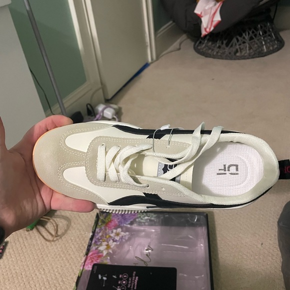 Shoes - Picture 2 of 6